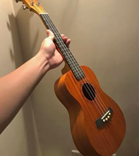 尤克里里23寸低价出原价400多的尤克里里...