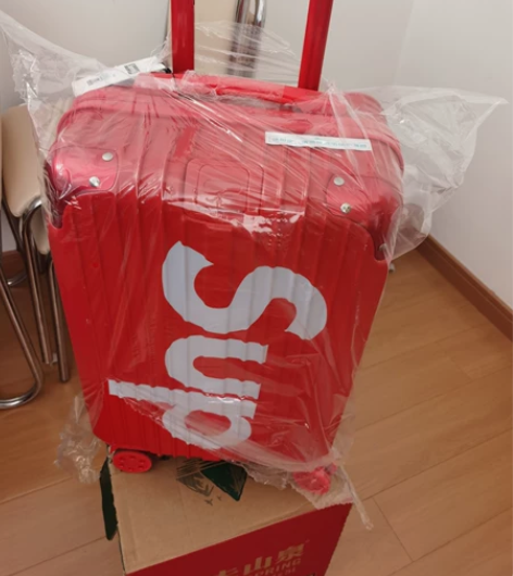 全新未使用，Supreme拉杆箱，标签都在...