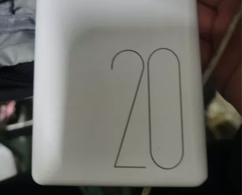 充电宝，轻微磕碰不影响使用 感兴趣的话点“...