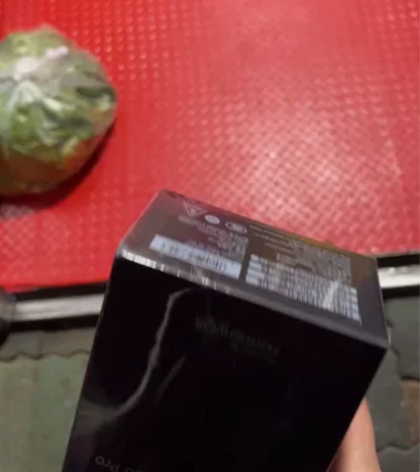 公司年会中的，华为mate50pro冰霜银...