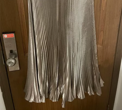 浅金色百褶裙，秋冬款，裙长78cm，腰围5...
