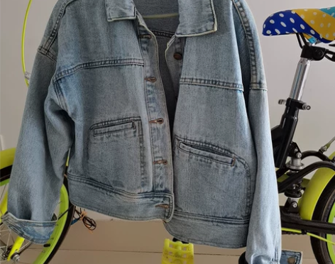 小款牛仔外套，搭T恤，裙子都好看，喜欢的私...