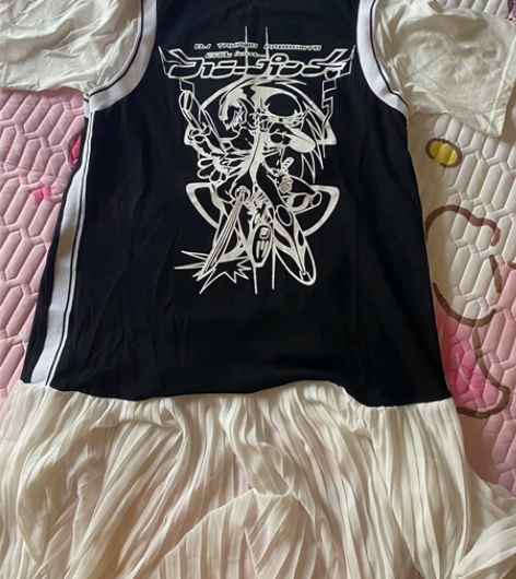 全新，假两件运动风裙子， 感兴趣的话点“我...