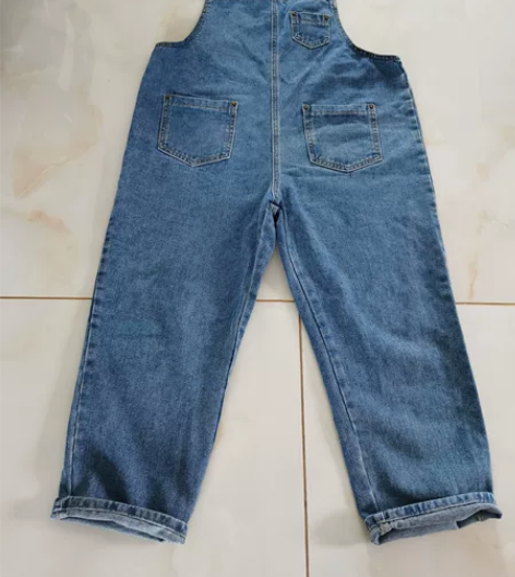 背带牛仔裤，男女均能穿，95成新，穿过两次...