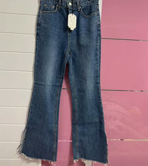 女士牛仔裤、喇叭裤 全新，尺码如图，这条是...