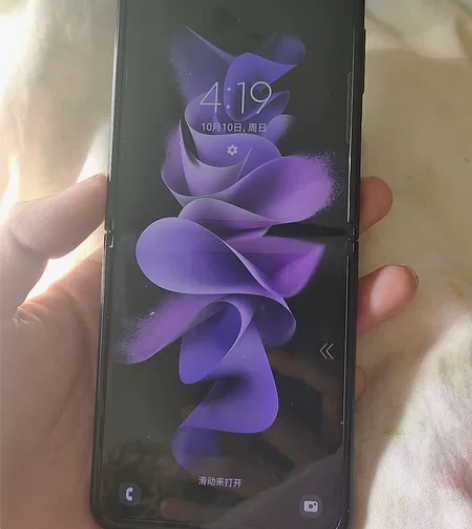 自己用的三星zflip3，8+128g。手...