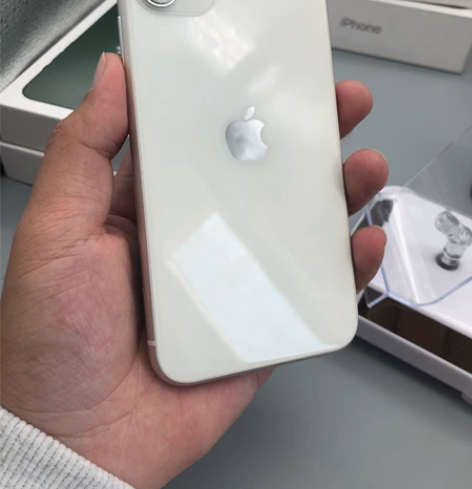 苹果11白色，内存128，4G全网通。没有...