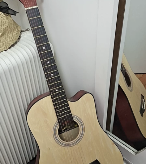 新手民谣吉他32寸 几乎全新 买了一直闲置...