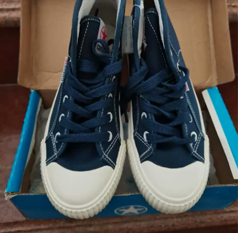 高帮帆布鞋牛仔蓝，37码全新的 28元包邮...
