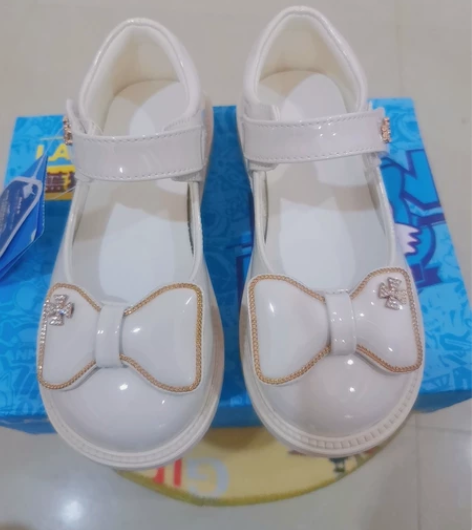 蓝猫品牌女童公主皮鞋儿童单鞋休闲软底鞋，亮...