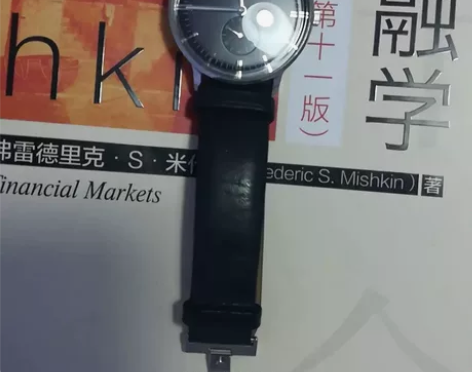 阿玛尼手表 电池没电了，可以自行配钮扣电池...