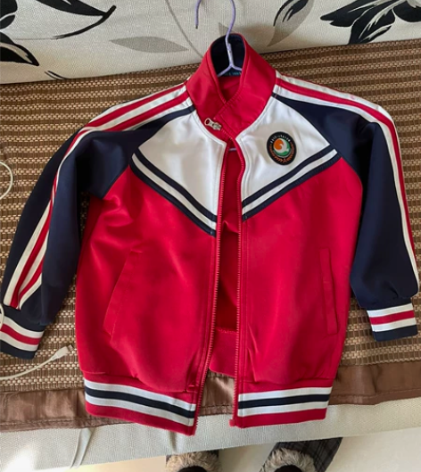 东台市第一小学校服，运动装一套，成色比较新...