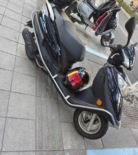 豪爵鹰钻摩托车，21年3月的车，新车800...