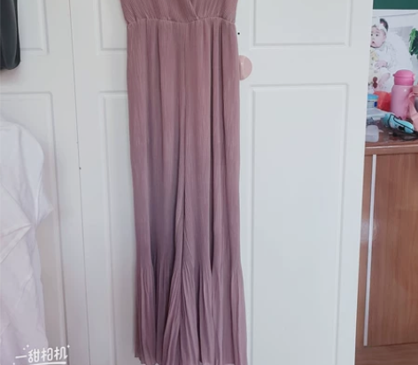 雪纺连体裤，里面搭配抹胸穿，特别好看，穿起...