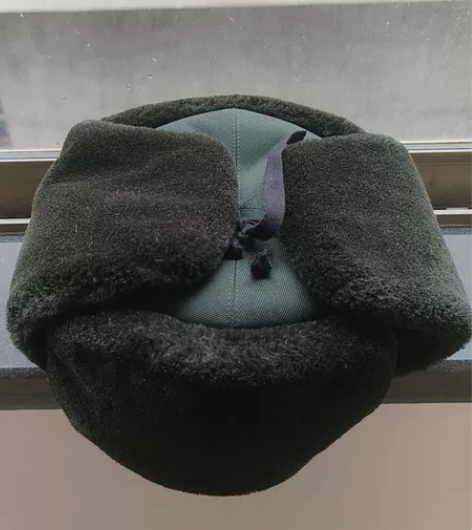 雷锋帽一个，全新，部队发的，55号，35包...