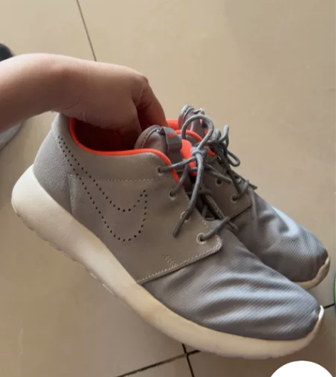 耐克休闲运动鞋专柜购入 几乎全新 出门穿过...