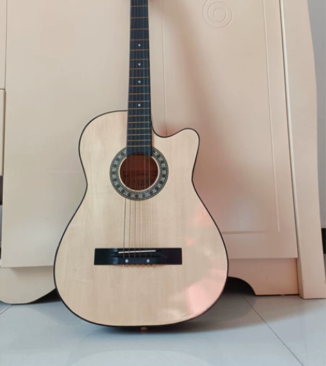 吉他是高中的时候买的，音乐老师说会交我们学...