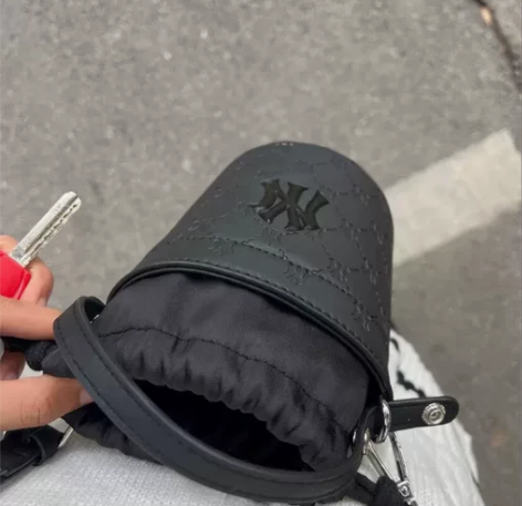 MLB女士香水水桶包手提包 挺百搭的MIN...