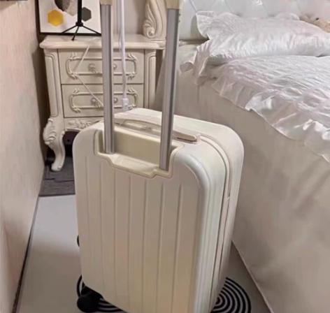 旅行拉杆箱 感兴趣的话点“我想要”和我私聊...