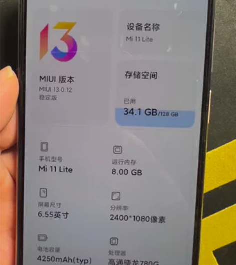 美女一手5G手机，小米11青春版，网约车司...