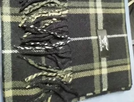 七匹狼格子黑色围巾 感兴趣的话点“我想要”...