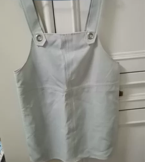 短款的蓝色背带裙，挺短的，到大腿，浅蓝色，...