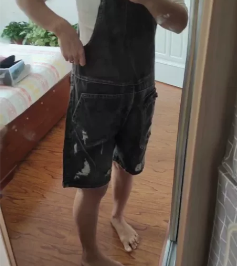 女士背带牛仔短裤，28码，宽松款，可以穿到...