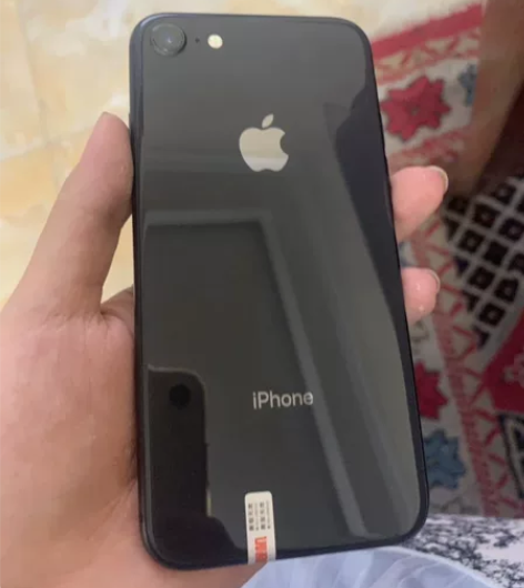 iPhone 8 ，64g，黑色一台，自用...