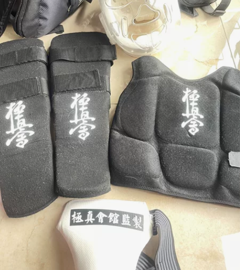 出空手道护具两套。(非全新) 儿童头盔s码...