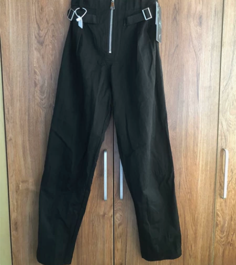 工装小裤子,很有设计感,版型很好,全新。个...