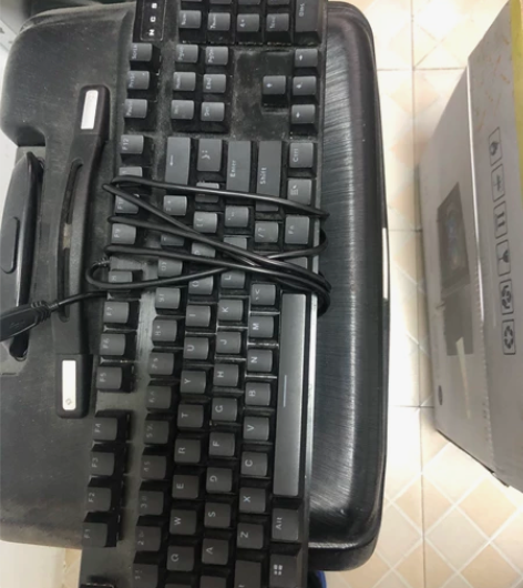电脑键盘(放在储物间有些灰尘) 感兴趣的话...