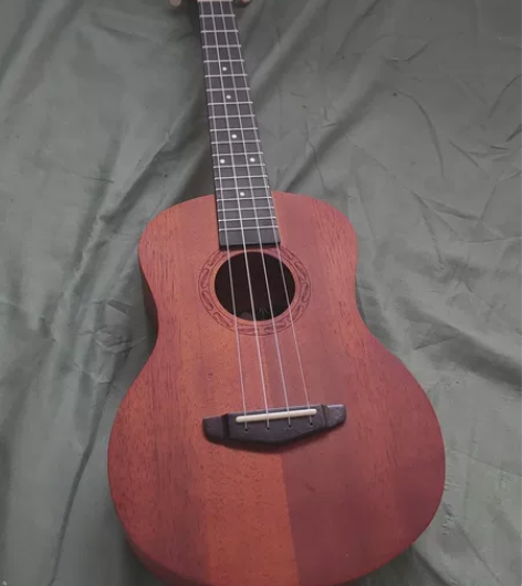 出尤克里里，心血来潮买的，没玩几回就闲置了...