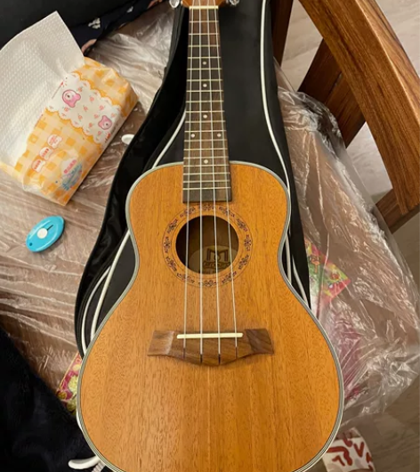 尤克里里 不会弹 便宜卖了 99新 感兴趣...