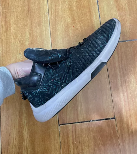 李宁运动鞋42码鞋底老化能穿 感兴趣的话点...