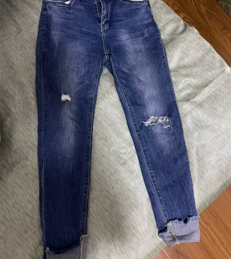 破洞牛仔裤 9新??明显穿着痕迹hotwi...