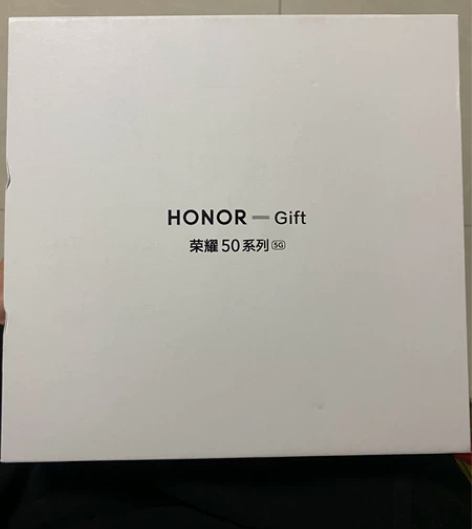 荣耀礼盒 自拍杆耳机转接线套装！闲置用不上...