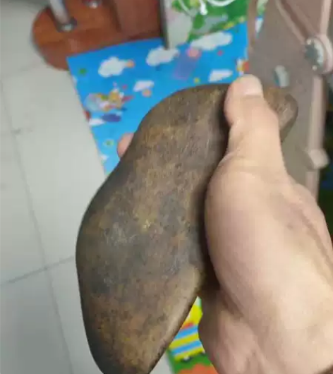 资江益阳段河道石一块,扁平光滑,可做压案石...