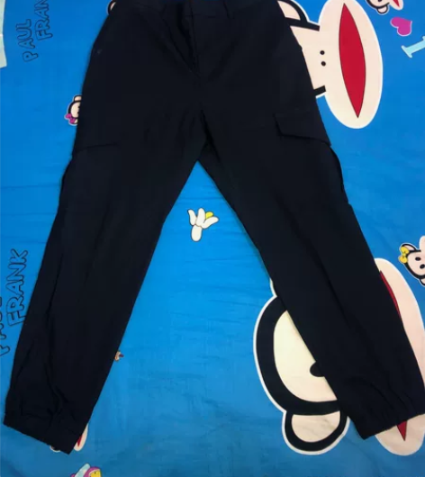 太平鸟裤子工装 裤子是太平鸟的纯黑色侧口袋...