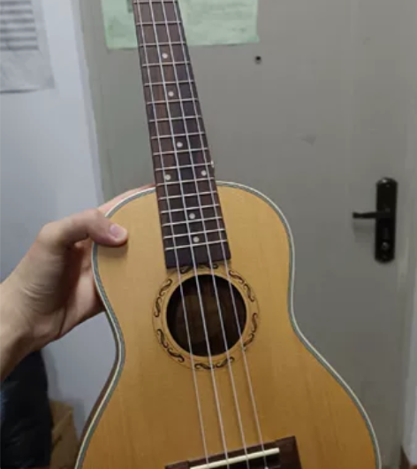 出尤克里里，几乎全新，以前买的，但是基本上...