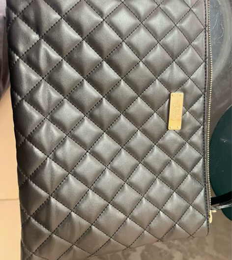 Tata手拿包 商场买 保正品 用了两次。...