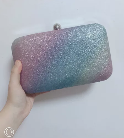 彩虹手拿包链条包全新的,没有背过一次,是在...