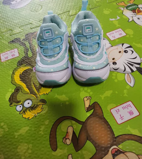 斐乐儿童鞋，韩国朋友买回来送给宝宝的，带灯...