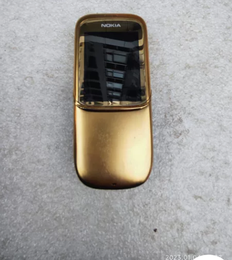 诺基亚8820e成色可以。屏幕很亮。黄金不...