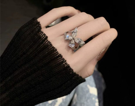 CHICYOU 轻奢满钻温柔钻石蝴蝶戒指时...