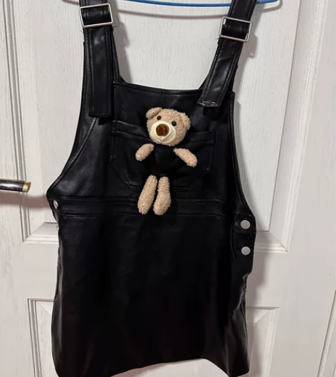 背带裙，皮质的，实体店购入。四季都可以穿，...