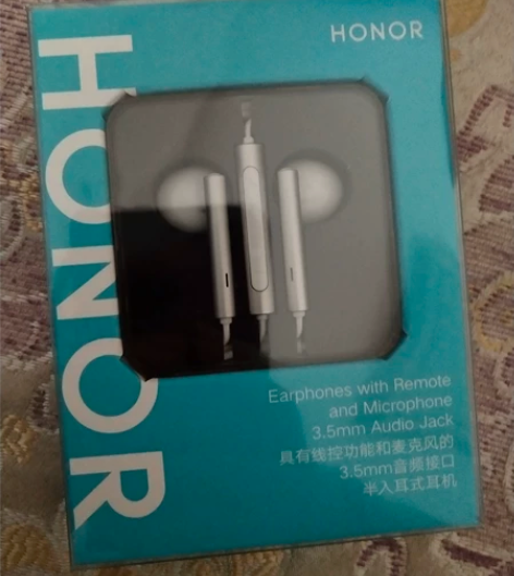 honor华为耳机，买手机里面的，半入耳式...