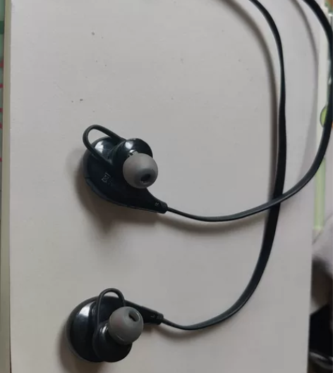 蓝牙耳机 运动耳机 带收纳盒 以及耳塞替换...