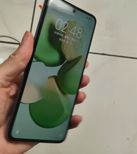 红米k50幻境 12+256，一直贴膜带壳...