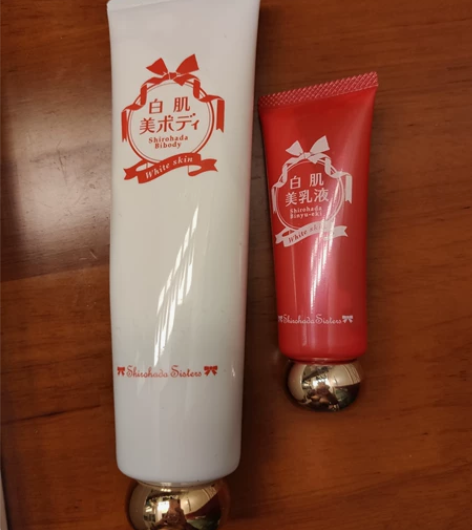 日本带回的，美白乳液，白色是涂身体，红色是...