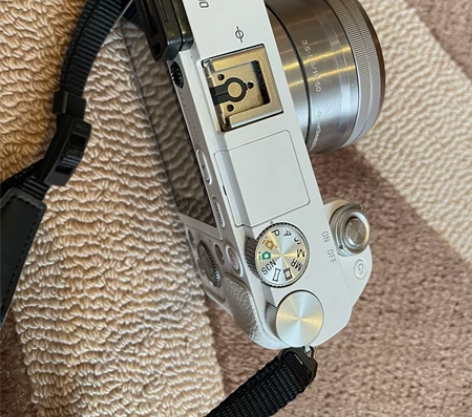 索尼微单阿尔法6000 没有镜头盖实拍没有...